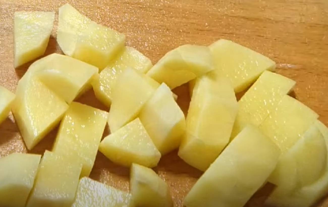 Тушеная картошка с мясом на сковороде: быстрый рецепт вкусного обеда для всей семьи